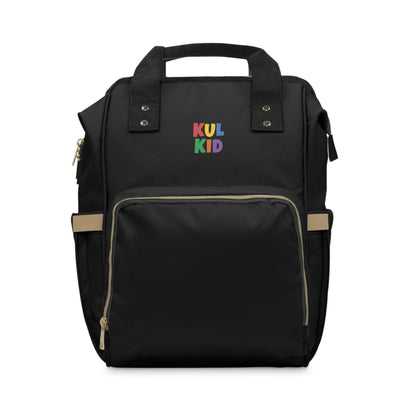 Svart stelle- og bleie-ryggsekk fra KUL KID, stående på hvit bakgrunn med synlig logo foran.