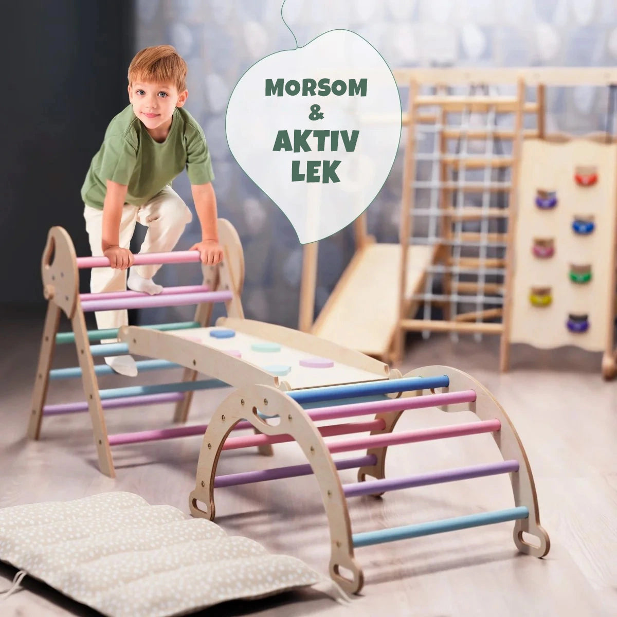 Barn leker på pastell Pikler-trekant – Montessori klatring i rolige farger, 1–3 år