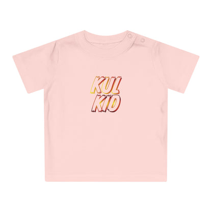 Lys rosa baby-t-skjorte med KUL KID Åpne Flammer-logo i oransje og gullnyanser.