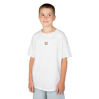 Ungdom iført oversized KUL KID T-skjorte, stående mot lys bakgrunn.