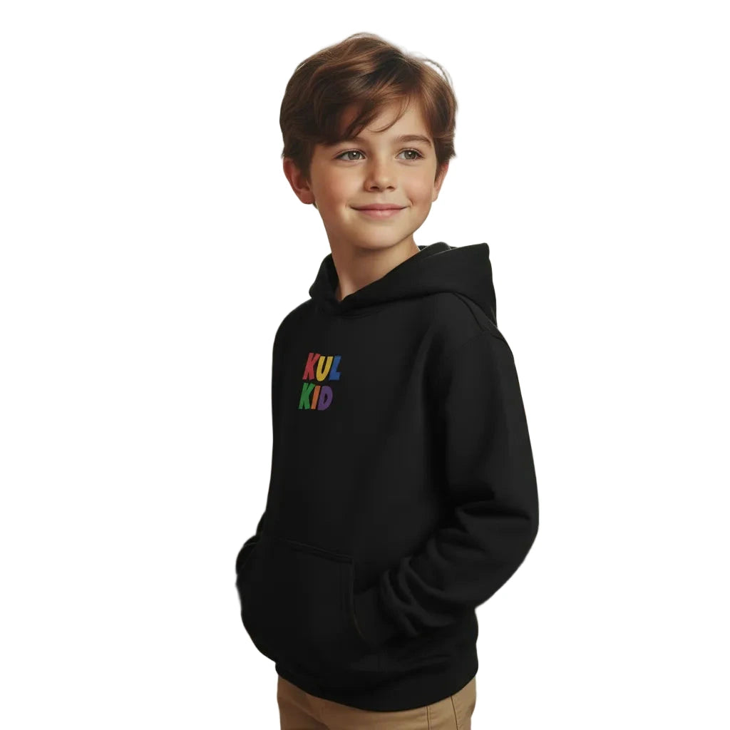 Smilende barn med hettegenser med KUL KID logo 