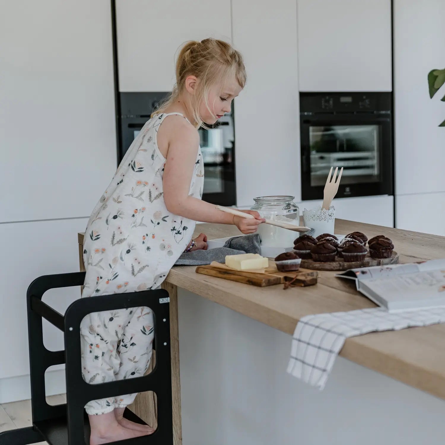 Kjøkkentårn 2-i-1 bord og stol - bilde 11 - KUL KID