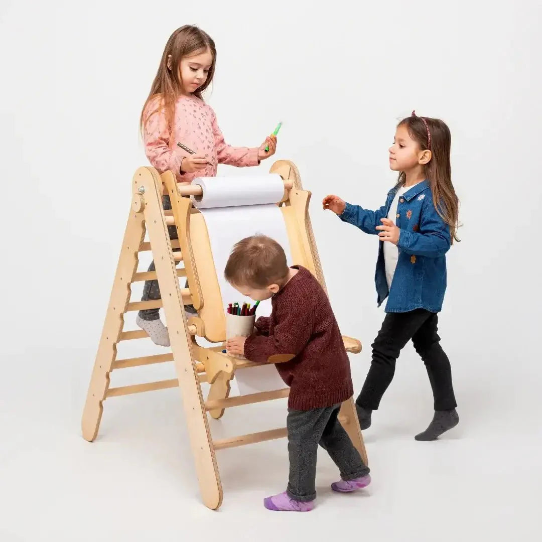 Kunsttillegg til trekantstige i bjørkefiner – staffeli og tegnebord for barn 1–10 år
