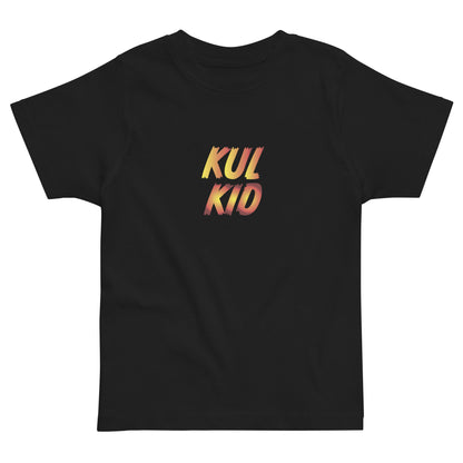 Sort barne-t-skjorte med KUL KID-logo omgitt av lukkede flammer i oransje toner.