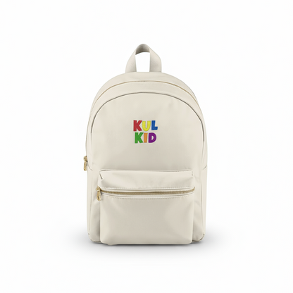 Beige mini ryggsekk med brodert KUL KID-logo på hvit bakgrunn.