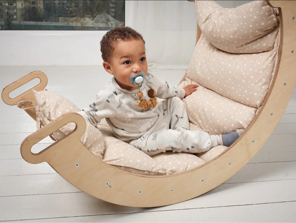 Barn gynger i klatrebue med beige pute – myk bomullspute for Montessori klatresett