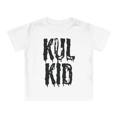 Hvit baby-t-skjorte med svart SKIKKELIG SØL-print mot lys bakgrunn.