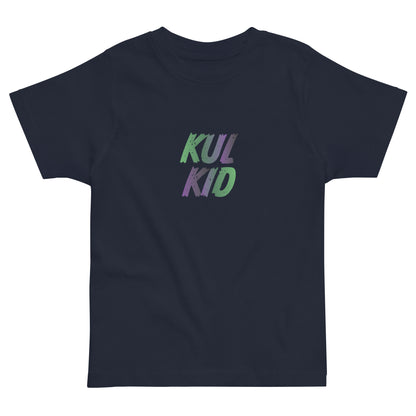 Sort barne-t-skjorte med KUL KID Smash Slitt-logo i grønn og lilla nyanse.