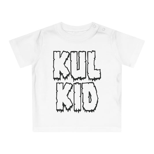 Hvit baby-t-skjorte med svart SMÅKALD-print mot lys bakgrunn.