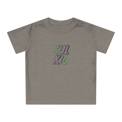 Grå baby-t-skjorte med KUL KID Smash-logo trykket i grønn og lilla på fronten.