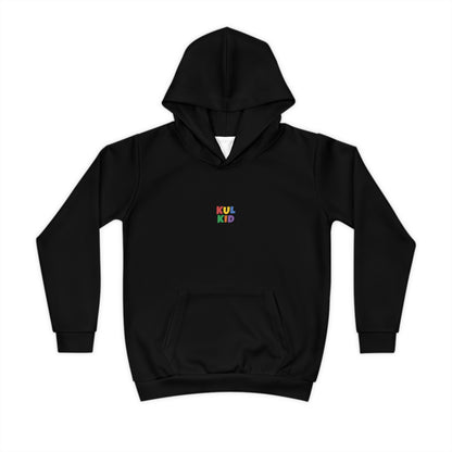 Svart KUL KID hettegenser med brodert logo i front.