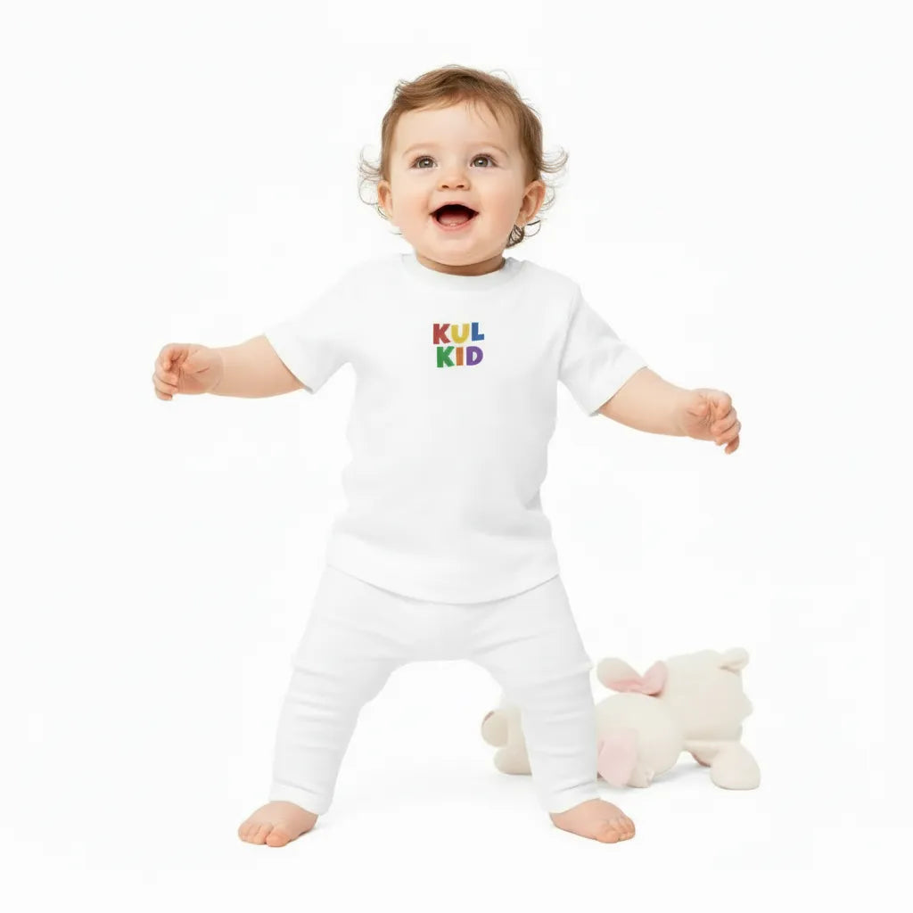 Smilende baby med en KUL KID t-skjorte på