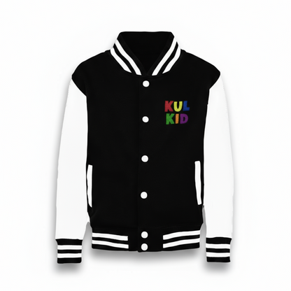 Svart varsity-jakke med brodert KUL KID-logo og hvite kontrastdetaljer, vist mot hvit bakgrunn.